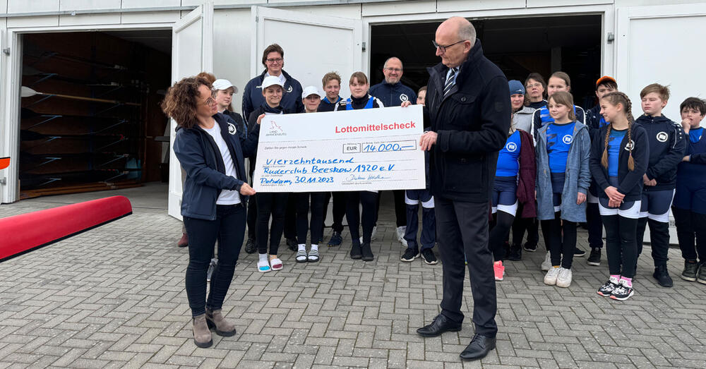 Ministerpräsident Dietmar Woidke überreicht den Scheck in Höhe von 14.000 Euro an die Vereinsvorsitzende der Beeskower Ruderer Dagmar Voigt