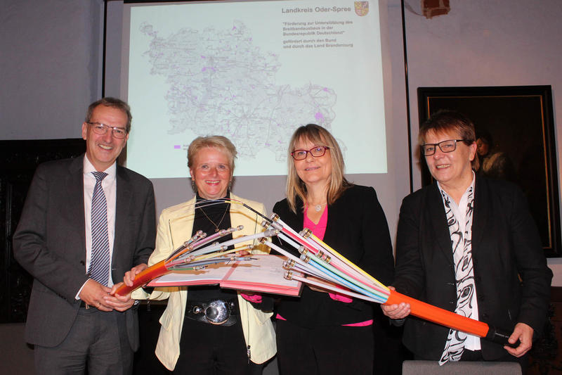 Vertragsabschluss für 8.000 neue Glasfaseranschlüsse im Landkreis Oder-Spree mit Hendrik Fischer, Gundula Teltewskaja, Angela Hirsch und Kerstin Müller.
