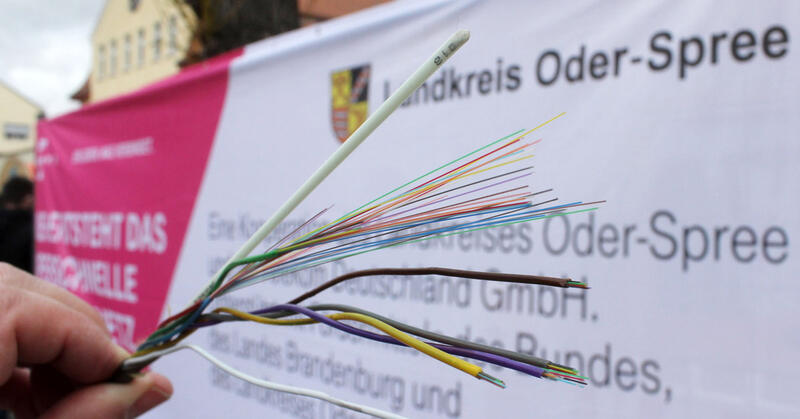 Nahaufnahme eines Bretabandkabels vor einem Banner des Landkreises Oder-Spree