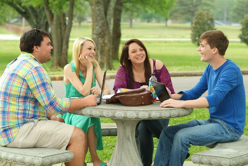Studenten sitzen gemeinsam an einem Tisch.