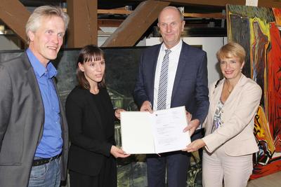 Ministerpr&auml;sident Dietmar Woidke und Kulturministerin Martina M&uuml;nch &uuml;bergeben im Kunstarchiv Beeskow einen F&ouml;rderbescheid &uuml;ber insgesamt 200.000 Euro von Land und Bund zur Anschaffung moderner Regalsysteme, den Florentine Nadolni und Arnold Bischinger f&uuml;r den Landkreis Oder-Spree entgegennehmen.