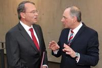 Landrat Rolf Lindemann im Gespr&auml;ch mit Schulleiter R&uuml;diger Konertz.