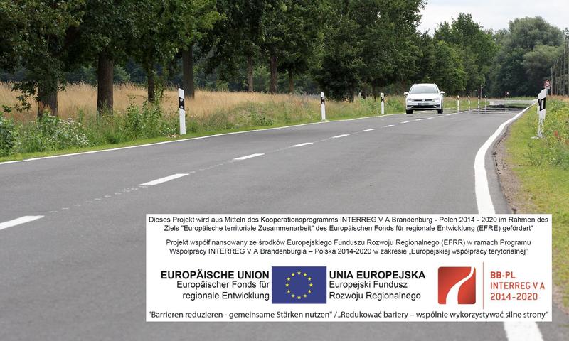 Das Foto zeigt die erneuerte Kreisstraße 6755 zwischen Freienbrink und Spreeau. Eingebettet in das Bild ist ein Hinweis auf das Förderprogramm der Europäischen Union.