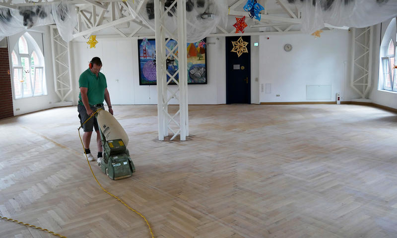 Das Parkett in der Aula des Rouanet-Gymnasiums in Beeskow wird geschliffen.