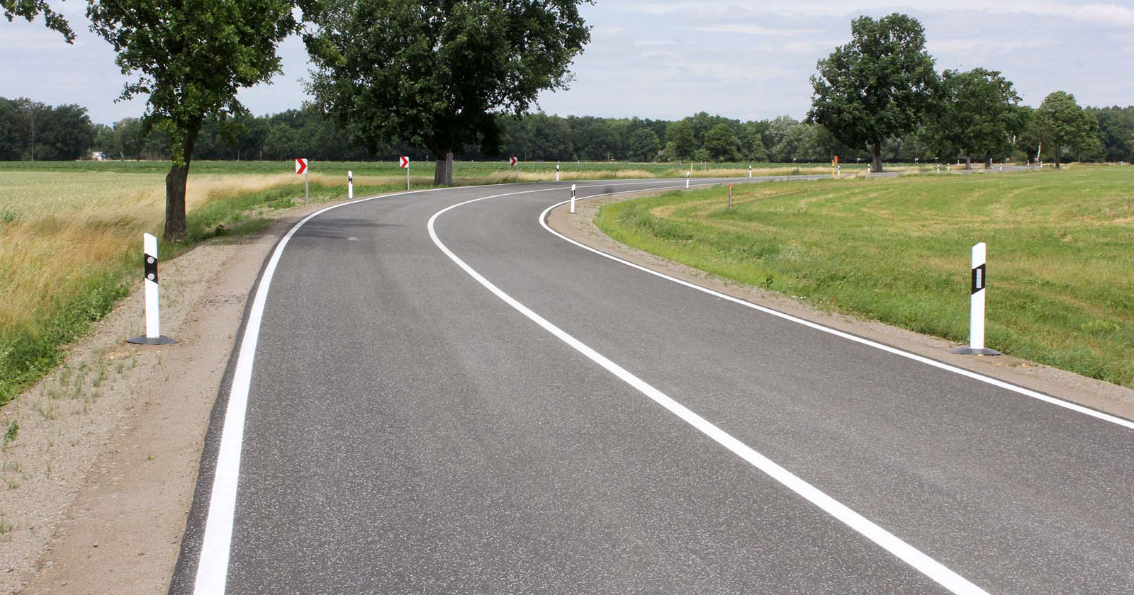 Das Foto zeigt den bereits erneuerten Abschnitt der Kreisstra&szlig;e 6747 bei Alt Stahnsdorf.