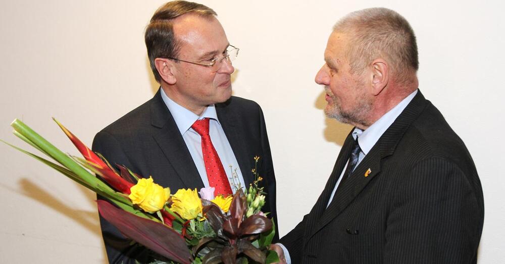 Manfred Zalenga gratuliert Rolf Lindemann nach der Wahl durch den Kreistag.