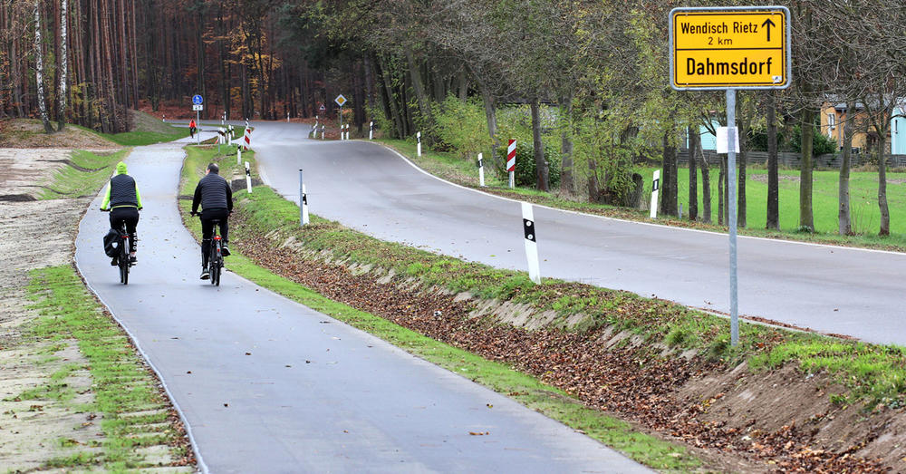Der neu errichtete Radweg entlang der Kreisstra&szlig;e zwischen Wendisch Rietz und Dahmsdorf.