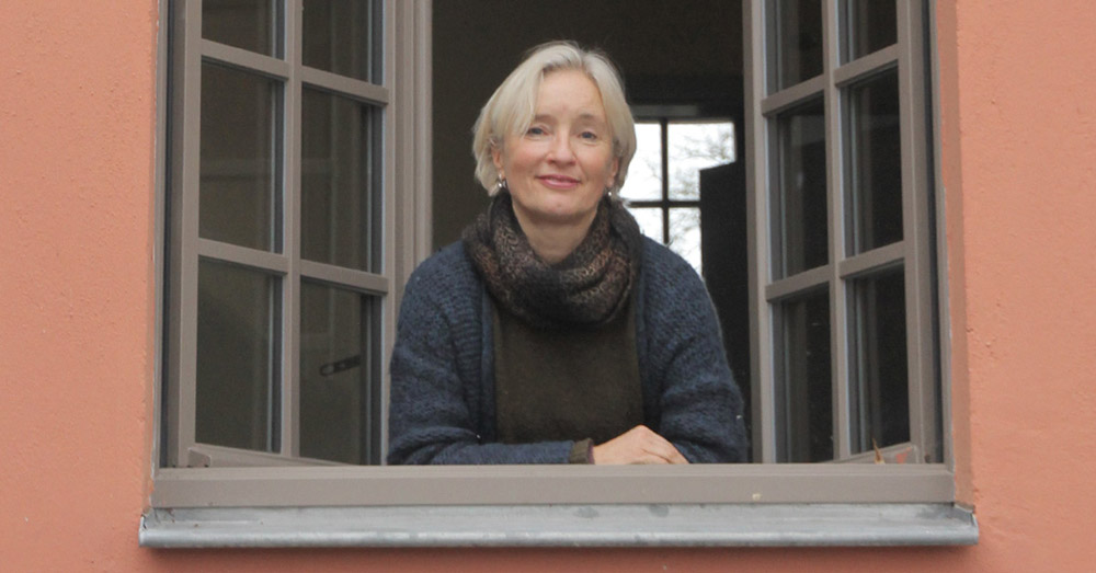 Martine M&uuml;ller-Lombard am Fenster ihrer Burgschreiberwohnung
