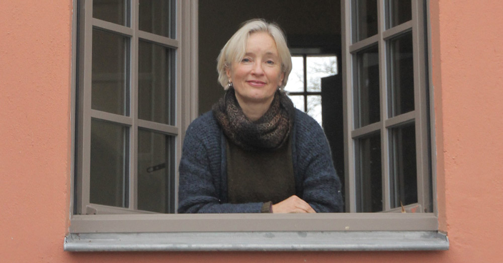 Martine Müller-Lombard am Fenster ihrer Burgschreiberwohnung
