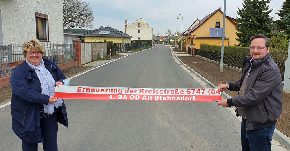 Die Storkower B&uuml;rgermeisterin Cornelia Schulze-Ludwig und der 1. Beigeordnete des Landkreises Oder-Spree, Sascha Gehm, bei der Verkehrsfreigabe der erneuerten Kreisstra&szlig;e 6747 in der Ortslage Alt Stahnsdorf.