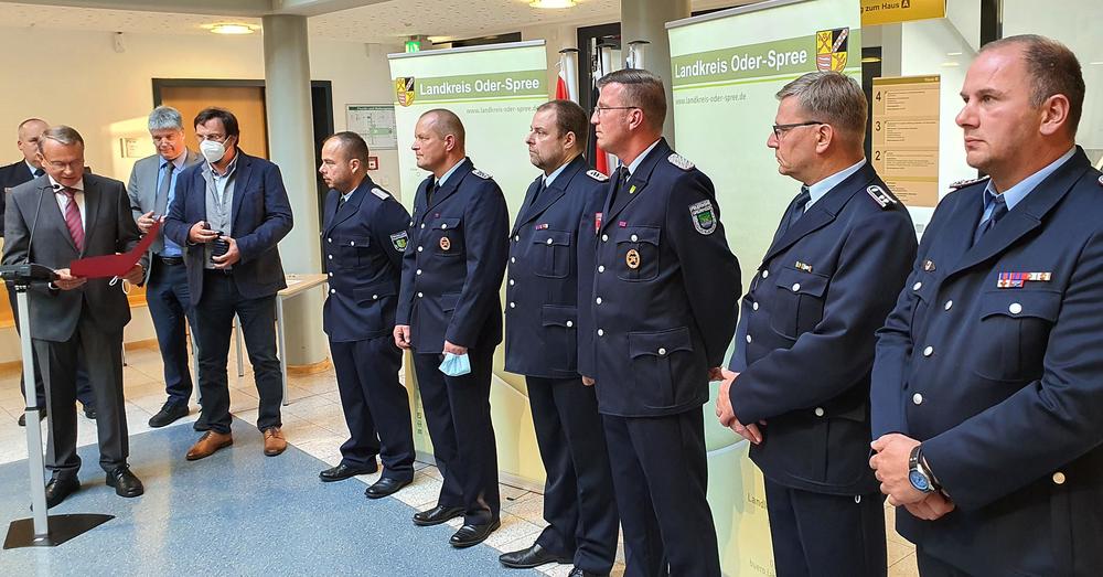 Zu Beginn der Kreistagssitzung am 29. September 2021 haben Landrat Rolf Lindemann und Kreistagsvorsitzender Dr. Franz H. Berger Feuerwehrkameraden aus dem Landkreis Oder-Spree f&uuml;r ihren Einsatz  bei der Bew&auml;ltigung der Hochwasserfolgen in Rheinland-Pfalz gedankt.