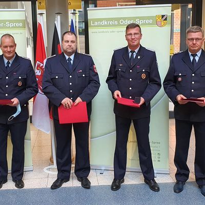 Der Landkreis Oder-Spree ehrt Feuerwehrkameraden f�r ihren Einsatz im Hochwassergebiet in Rheinland-Pfalz.