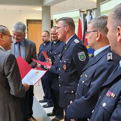 Der Landkreis Oder-Spree ehrt im Kreistag Feuerwehrkameraden f�r ihren Einsatz im Hochwassergebiet in Rheinland-Pfalz.