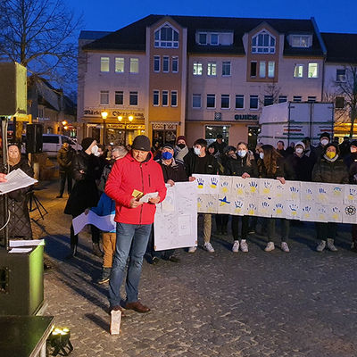Rolf Lindemann, Landrat des Landkreises Oder-Spree, spricht am 3. M�rz zu den Teilnehmern einer Friedenskundgebung in Beeskow.