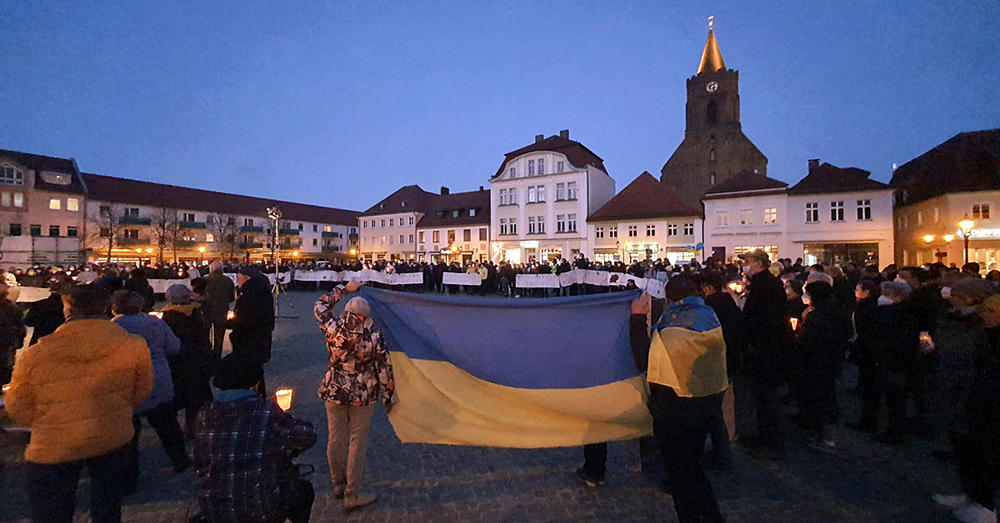 Mehrere Hundert Menschen haben am 3. M&auml;rz 2022 mit einer Friedenskundgebung in Beeskow ihre Verbundenheit mit der Ukraine ausgedr&uuml;ckt.