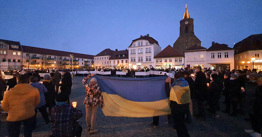 Mehrere Hundert Menschen haben am 3. März 2022 mit einer Friedenskundgebung in Beeskow ihre Verbundenheit mit der Ukraine ausgedrückt.