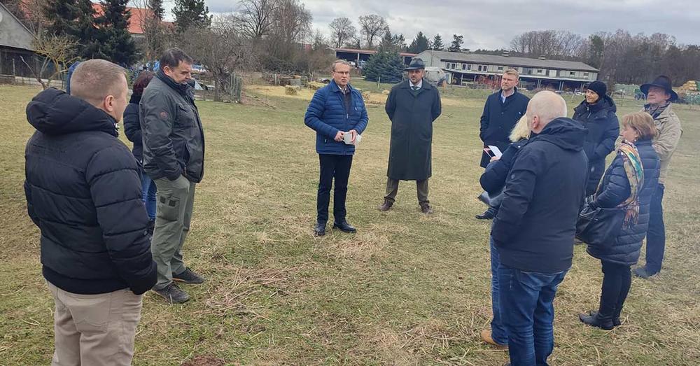 Landrat Rolf Lindemann im Gespr&auml;ch mit ortsans&auml;ssigen Sch&auml;fern zu Wolfsrissen