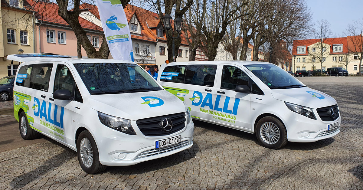 Die beiden Fahrzeuge des innovativen Verkehrsprojektes "DALLI" auf dem Marktplatz in Storkow (Mark).