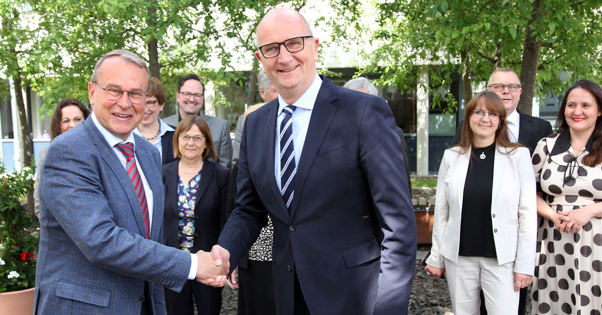 Landrat Rolf Lindemann begüßt den Ministerpräsidenten Dietmar Woidke zur gemeinsamen Beratung des Kabinetts mit der Verwaltungsleitung des Landkreises Oder-Spree.
