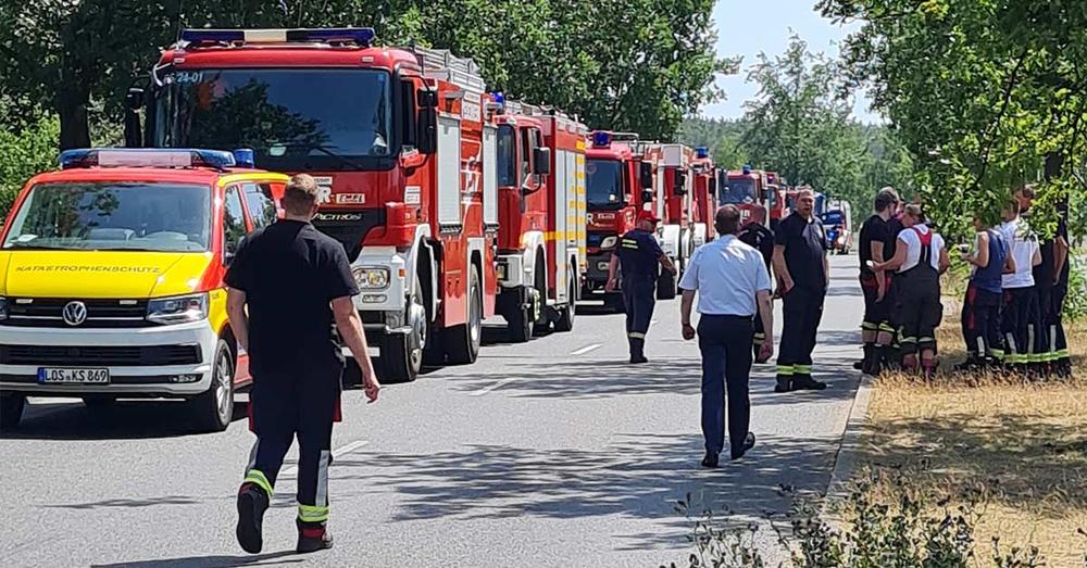 Landrat Rolf Lindemann dankt den Kameradinnen und Kameraden der freiwilligen Feuerwehren des Landkreises Oder-Spree f&uuml;r deren Einsatzbereitschaft.