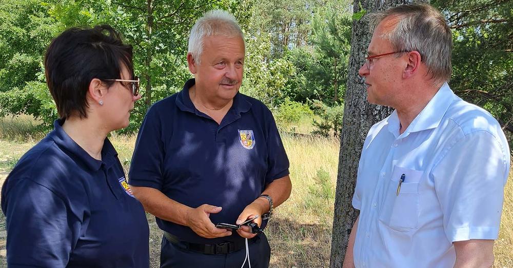 Landrat Rolf Lindemann l&auml;st sich durch Kreisbrandmeister Klaus-Peter Schultz und der Amtsleiterin des Brand-, Zivil- und Katastrophenschutzes Melanie Krogull in die Lage einweisen.