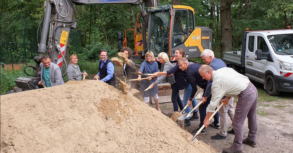 Mit einem symbolischen Spatenstich hat am 6. September 2022 in Erkner der Ausbau eines Radweges auf der Alten Poststra&szlig;e begonnen.