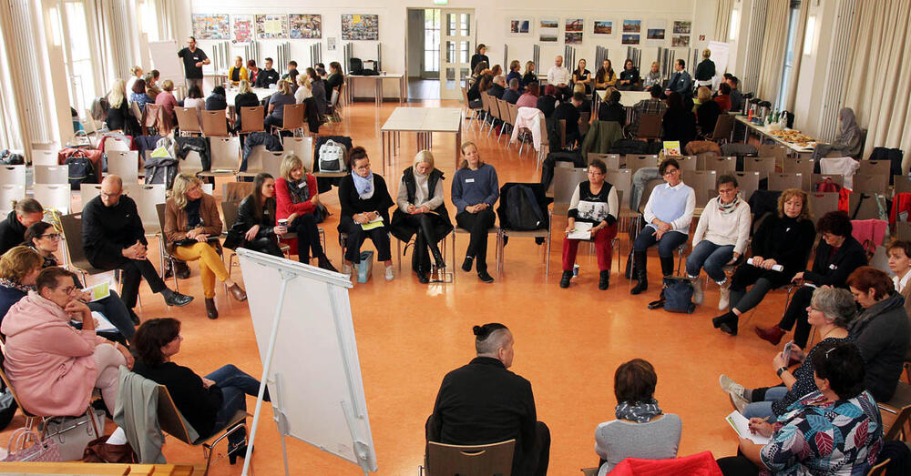 Teilnehmer der 1. Bildungskonferenz des Landkreises Oder-Spree diskutieren in Fürstenwalde zum Themenfeld frühkindliche Bildung.