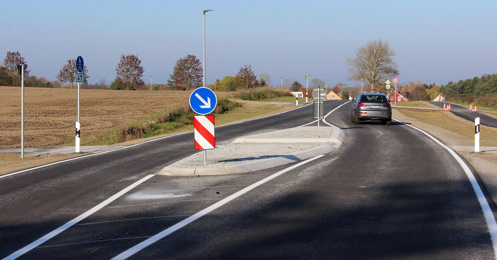 Der erneuerte Abschnitt der Kreisstra&szlig;e 6744.