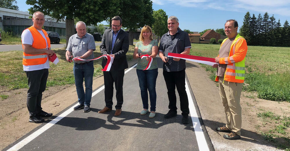 Mit dem Zerschneiden eines symbolischen Bandes wurde am 31. Mai 2023 der erneuerte Radweg an der Kreisstra&szlig;e 6732 vom Ortsausgang Biegen bis zur Gemarkungsgrenze Richtung Pillgram freigegeben.