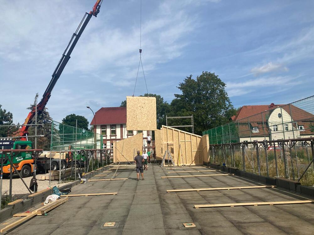 Errichtung der Holzbaukonstruktion für Doppelarztpraxis in Friedland (4)