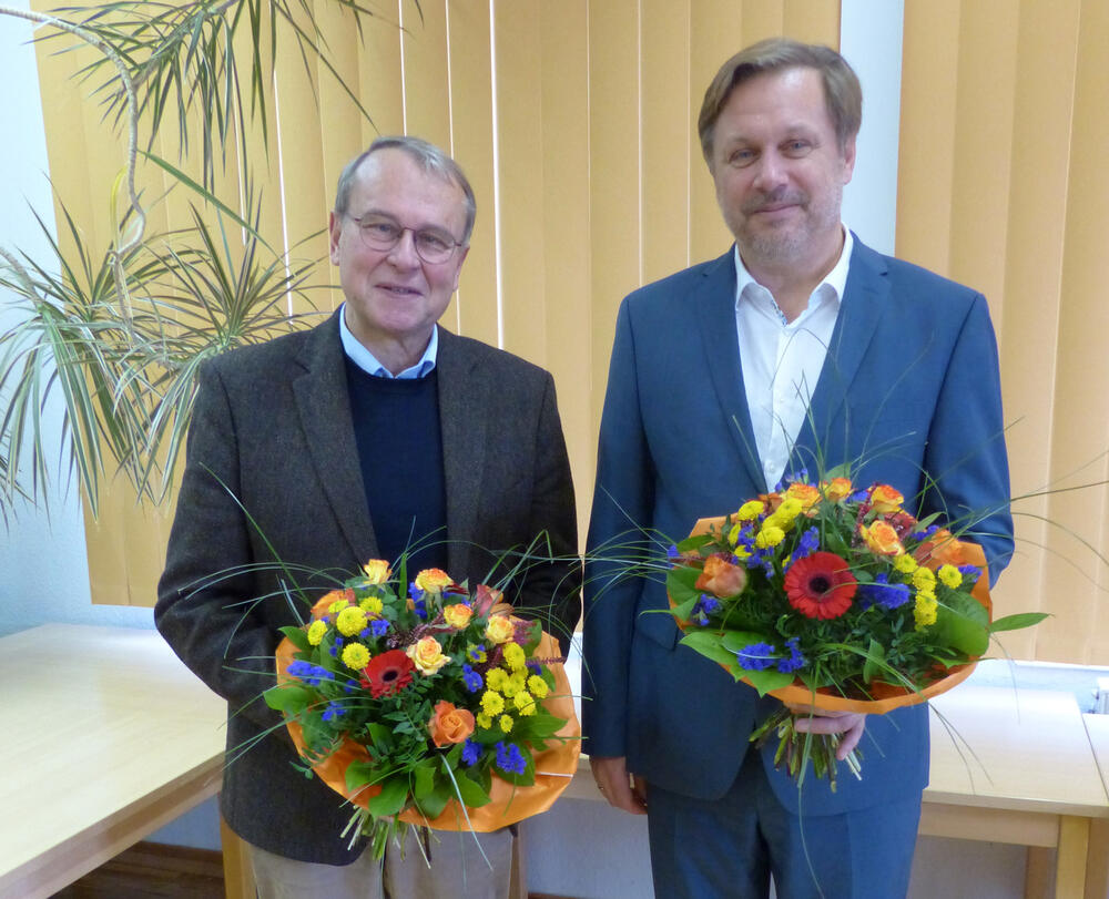 Landrat Frank Steffen, Landkreis Oder-Spree, (rechts) wurde am Mittwoch zum neuen Verbandsvorsteher gew&auml;hlt. Er &uuml;bernimmt das Amt von Landrat au&szlig;er Dienst Rolf Lindemann (links).