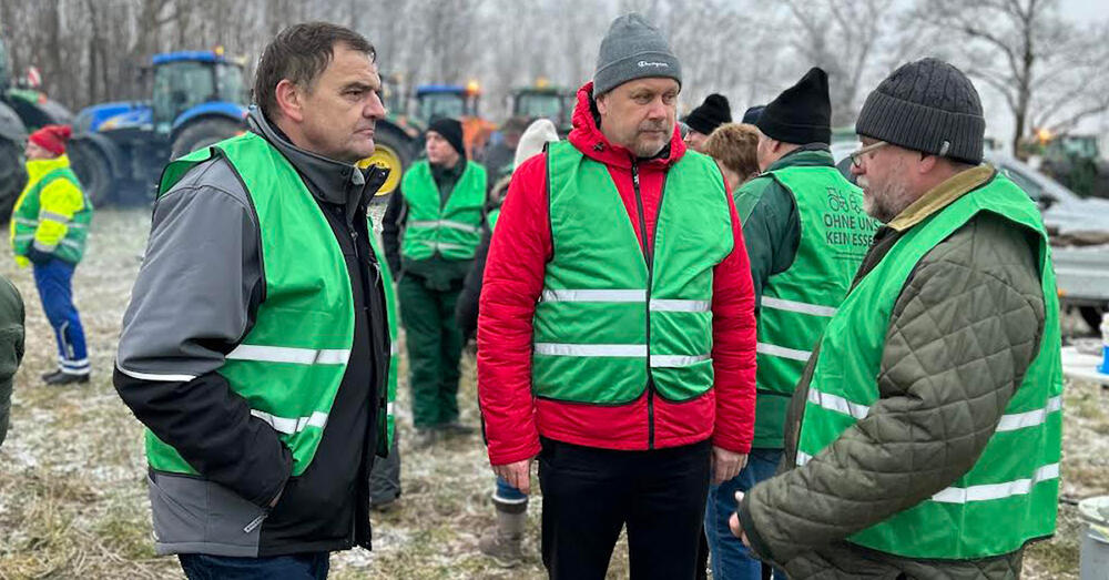 Landrat Frank Steffen im Gespr&auml;ch mit den Landwirten