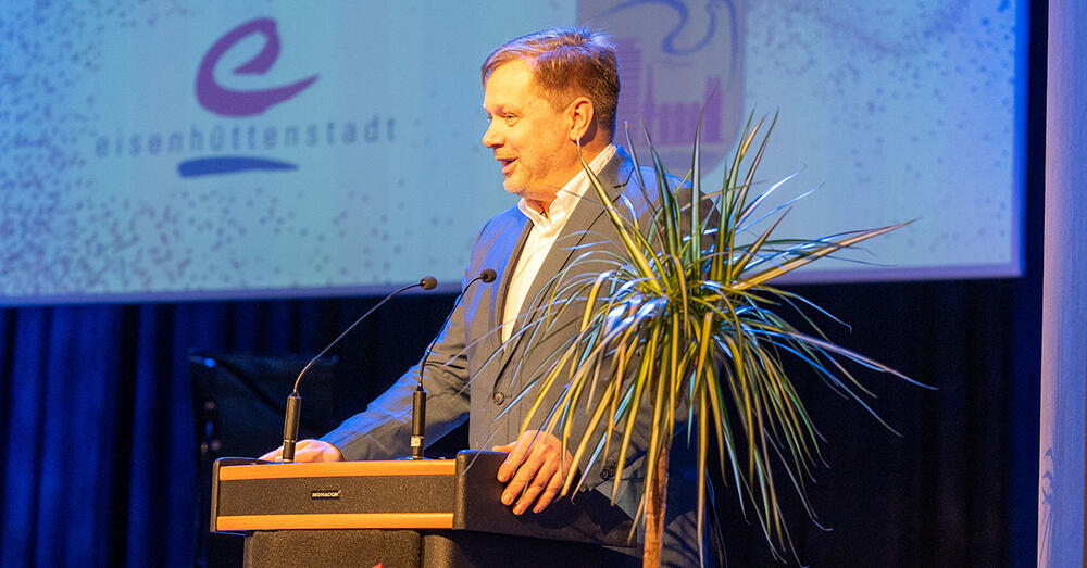 Landrat Frank Steffen spricht auf dem Neujahrsempfang der Stadt Eisenh&uuml;ttenstadt