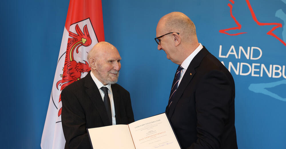 Brandenburgs Ministerpr&auml;sident Dietmar Woidke &uuml;berreicht Lothar Graap den Bundesverdienstorden