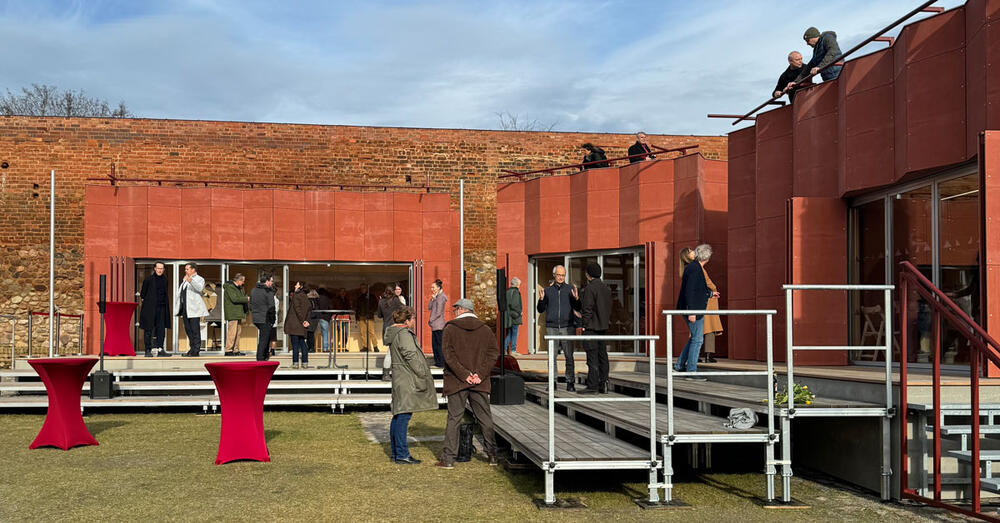 Die neue Freilichtb&uuml;hne der Burg Beeskow ist von oben und von unten bespielbar.