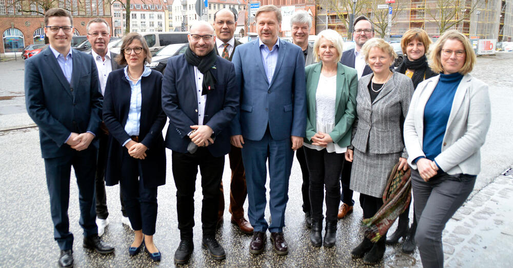 Die Verwaltungsspitzen Landkreis oder Spree und Frankfurt (Oder) von links nach rechts: Claus Junghanns, Jens-Marcel Ullrich, Angelika Zarling, Ren&eacute; Wilke, Andr&eacute;-Benedict Prusa, Frank Steffen, Michael Burke, Corinna Schubert, Sascha Gehm, Gundula Teltewskaja, Milena Manns, Katja Kaiser