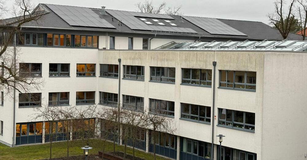 140 Solarplatten liegen auf dem Dach des Hauses B in der Kreisverwaltung Beeskow