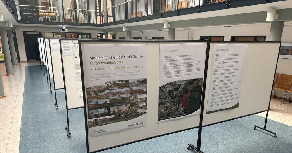 Ausstellung Spree-Regine-Hildebrand-Schule im Atrium der Beeskower Kreisverwaltung