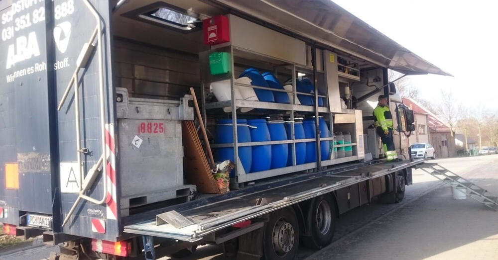 Blick in das ge&ouml;ffnete Schadstoffmobil