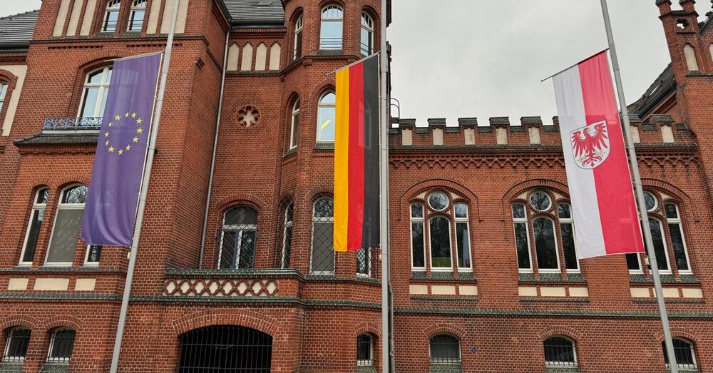 Fahnen vorm Landratsamt in Beeskow auf Halbmast