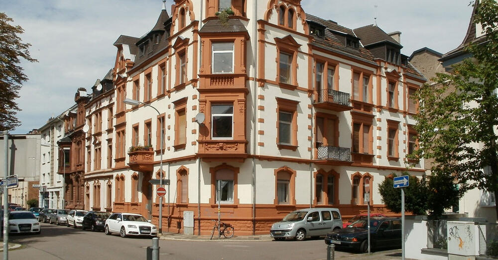 Mietshaus an einer Stra&szlig;enecke