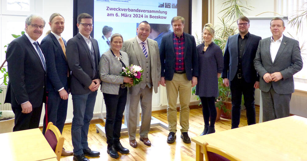 Die Zweckverbandsversammlung des Niederlausitzer Studieninstituts f&uuml;r kommunale Verwaltung w&auml;hlte am 6. M&auml;rz Landrat Sven Herzberger (5 von links) zu ihrem neuen Vorsitzenden. Mit auf dem Bild: (von links) Landrat Harald Altekr&uuml;ger (Landkreis Spree-Nei&szlig;e), Lars G&ouml;lz (Studienleiter des Niederlausitzer Studieninstituts f&uuml;r kommunale Verwaltung), B&uuml;rgermeister Claus Junghanns (Stadt Frankfurt (Oder)), Erste Beigeordnete Grit Klug (Landkreis Oberspreewald-Lausitz), Landrat Frank Steffen (Landkreis Oder-Spree), Mareike Scobel (stellvertretende Studienleiterin des Niederlausitzer Studieninstituts f&uuml;r kommunale Verwaltung), Beigeordneter Robert Perko (Stadt Cottbus), Landrat Jaschinski (Landkreis Elbe-Elster)