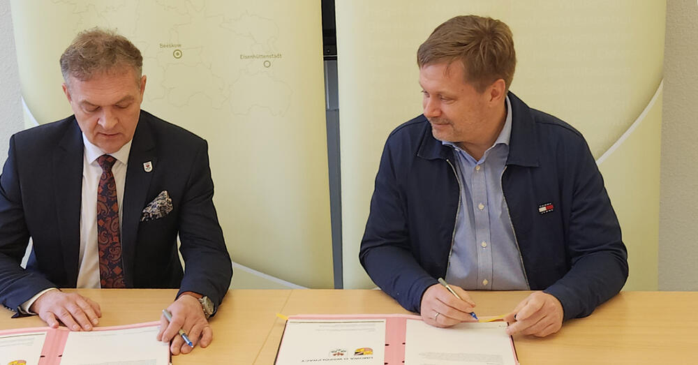 Landrat Frank Steffen und der polnische stellvertretende Landrat Pawel Szuber unterzeichnen Kooperationsvertrag f&uuml;r gemeinsame Projekte.