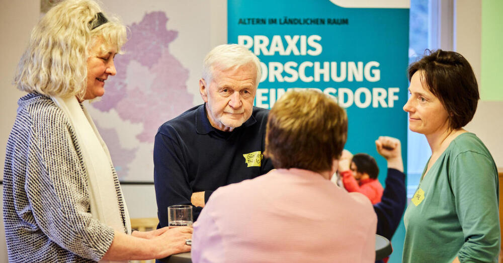 Drei Frauen und ein Mann unterhalten sich an einem Stehtisch in der Forschungsstelle für gutes Älterwerden in Heinersdorf.