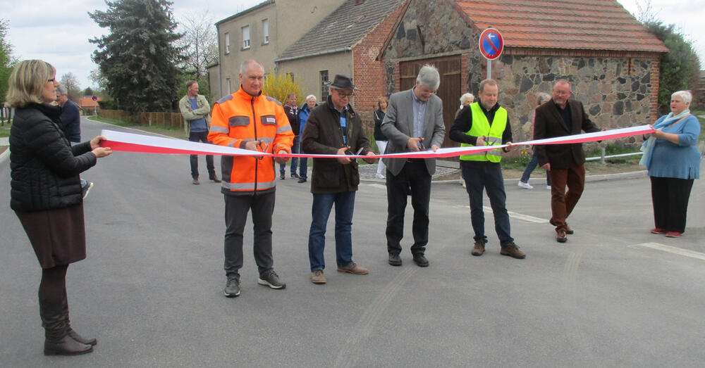 Banddurchschnitt bei der Freigabe der Ortsdurchfahrt Reichenwalde