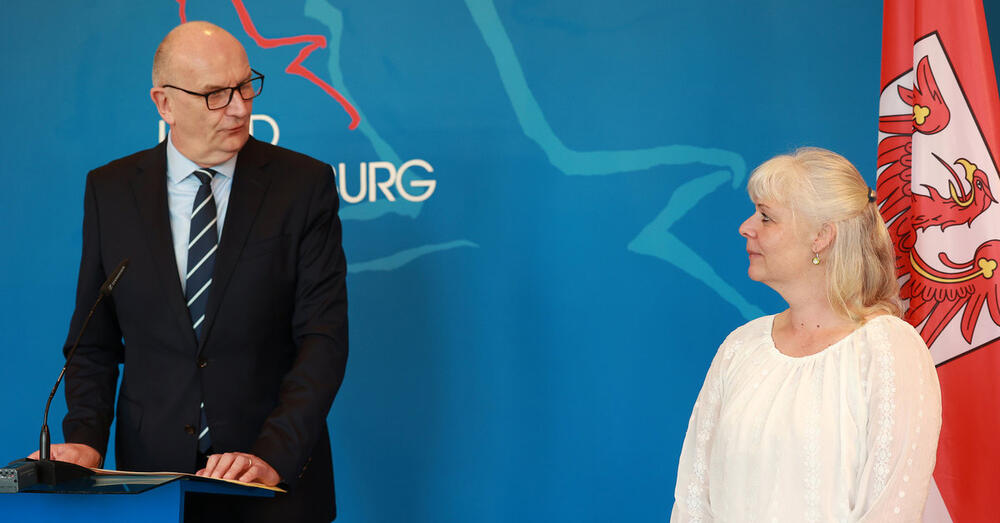 Dietmar Woidke ehrt Wahlhelferin Birgit Roggan aus Grunow-Dammendorf