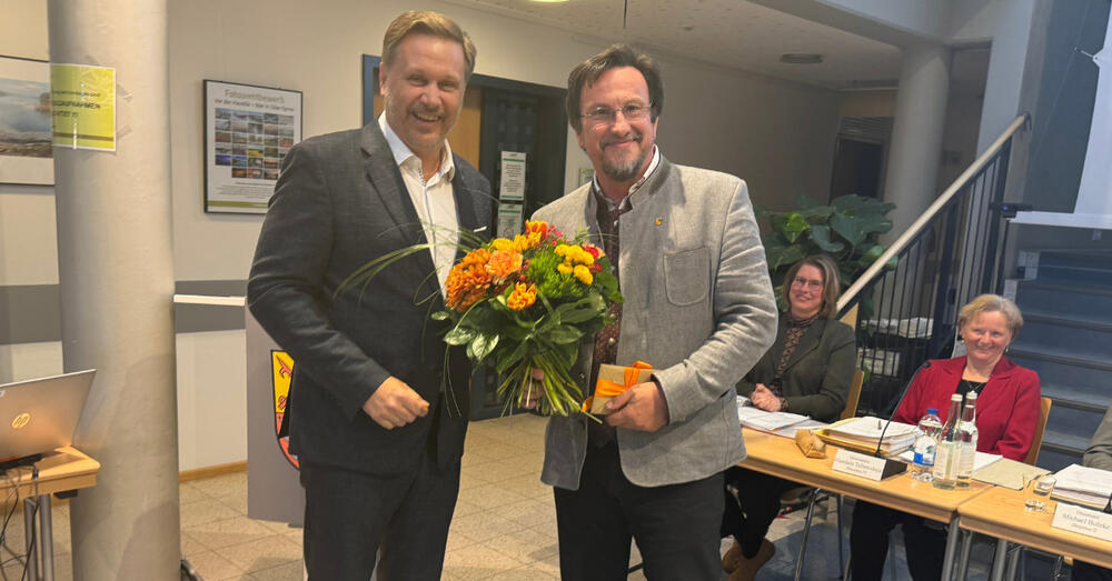 Kreistagsvorsitzender Dr. Franz Berger wird von Landrat Frank Steffen nach zehn Jahren verabschiedet.
