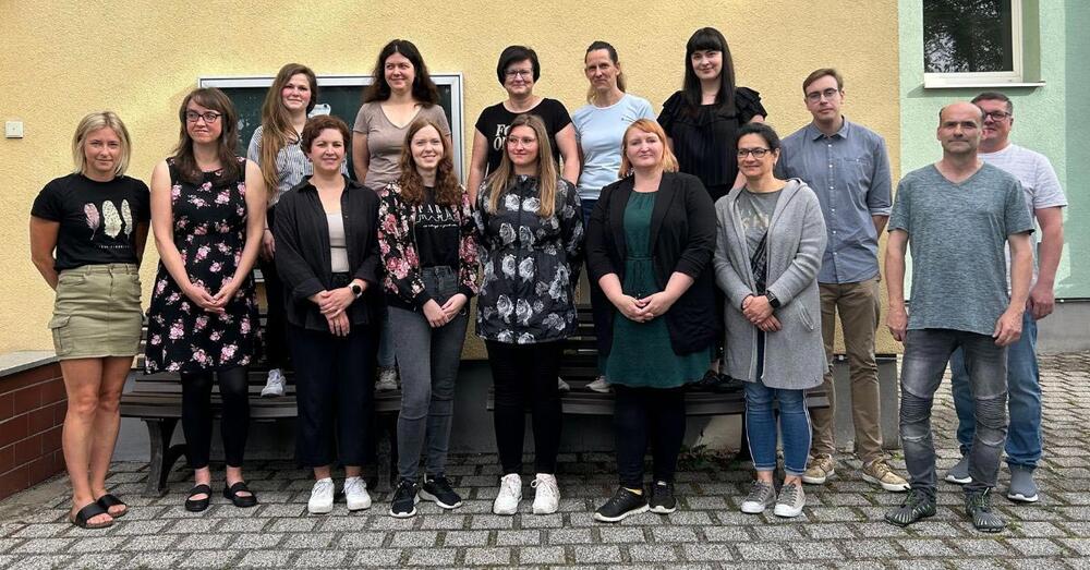 Gruppenbild der Teilnehmenden des Lehrgangs "Ausbildung der Ausbilder" am Niederlausitzer Studieninstituts in L&uuml;bben