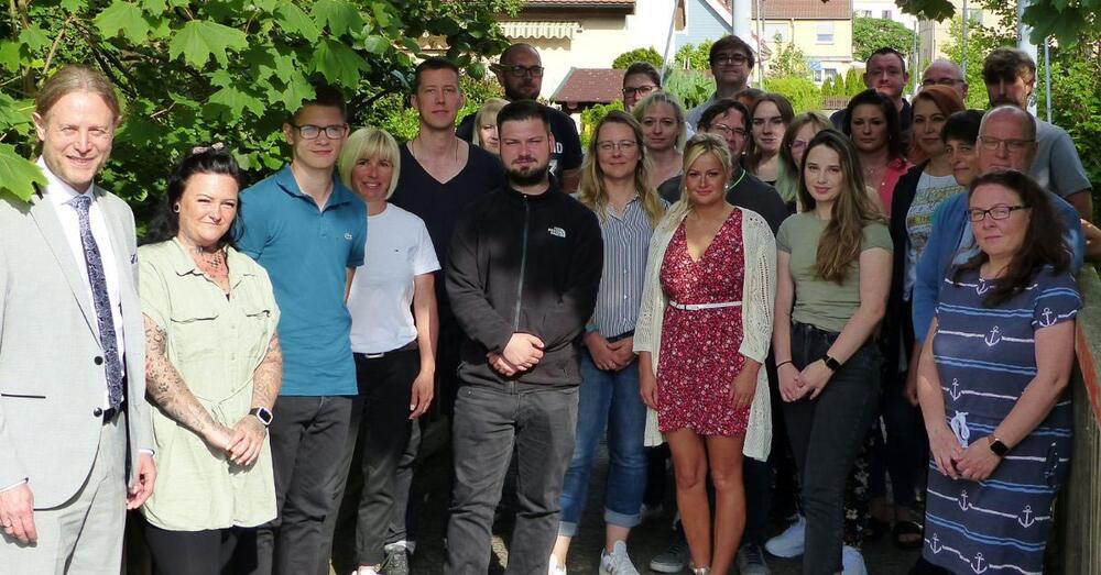 Gruppenbild der Teilnehmenden des Lehrgangs "Ausbildung der Ausbilder" am Niederlausitzer Studieninstituts in Beeskow.