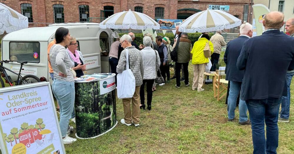 Besucher vor dem Waohnwagen des Landrates